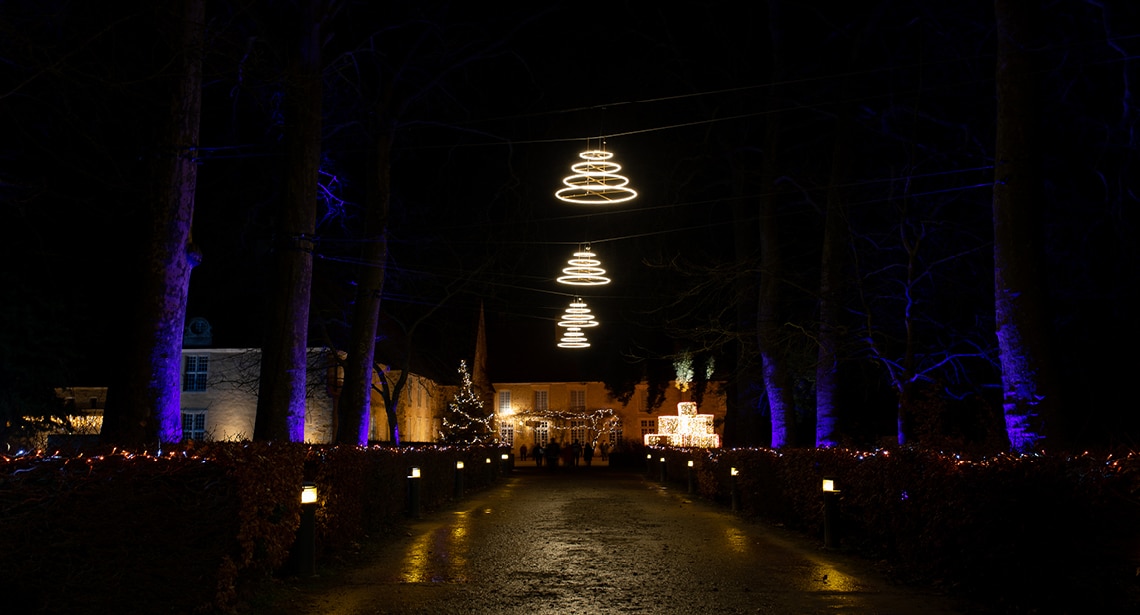 Entrée de l’Abbaye de l’Épau par l’allée des platanes, parée de lumières pour le Voyage lumineux et sonore 2019