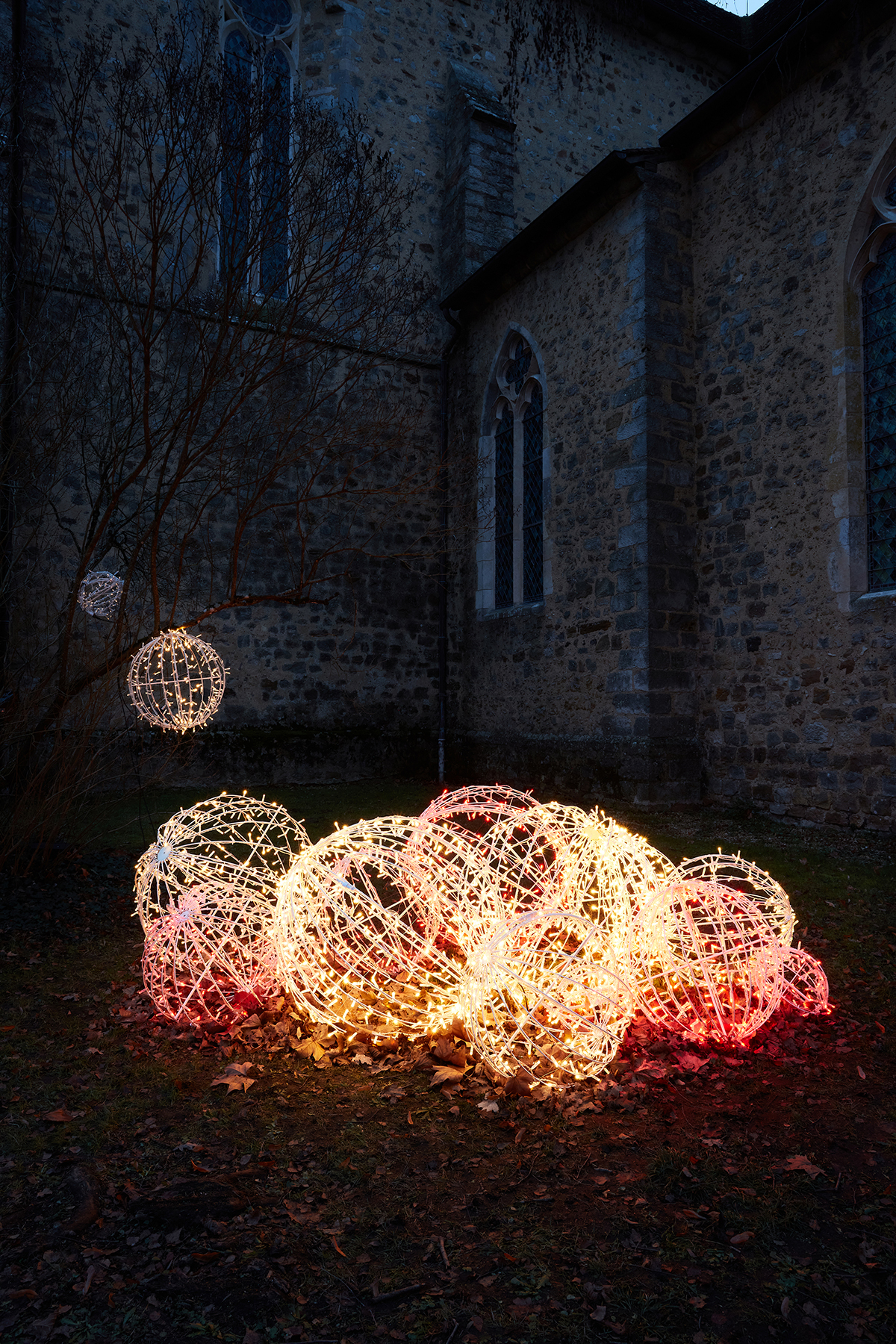 Amas de boules lumineuses posées sur la pelouse de l’Abbaye de l’Épau