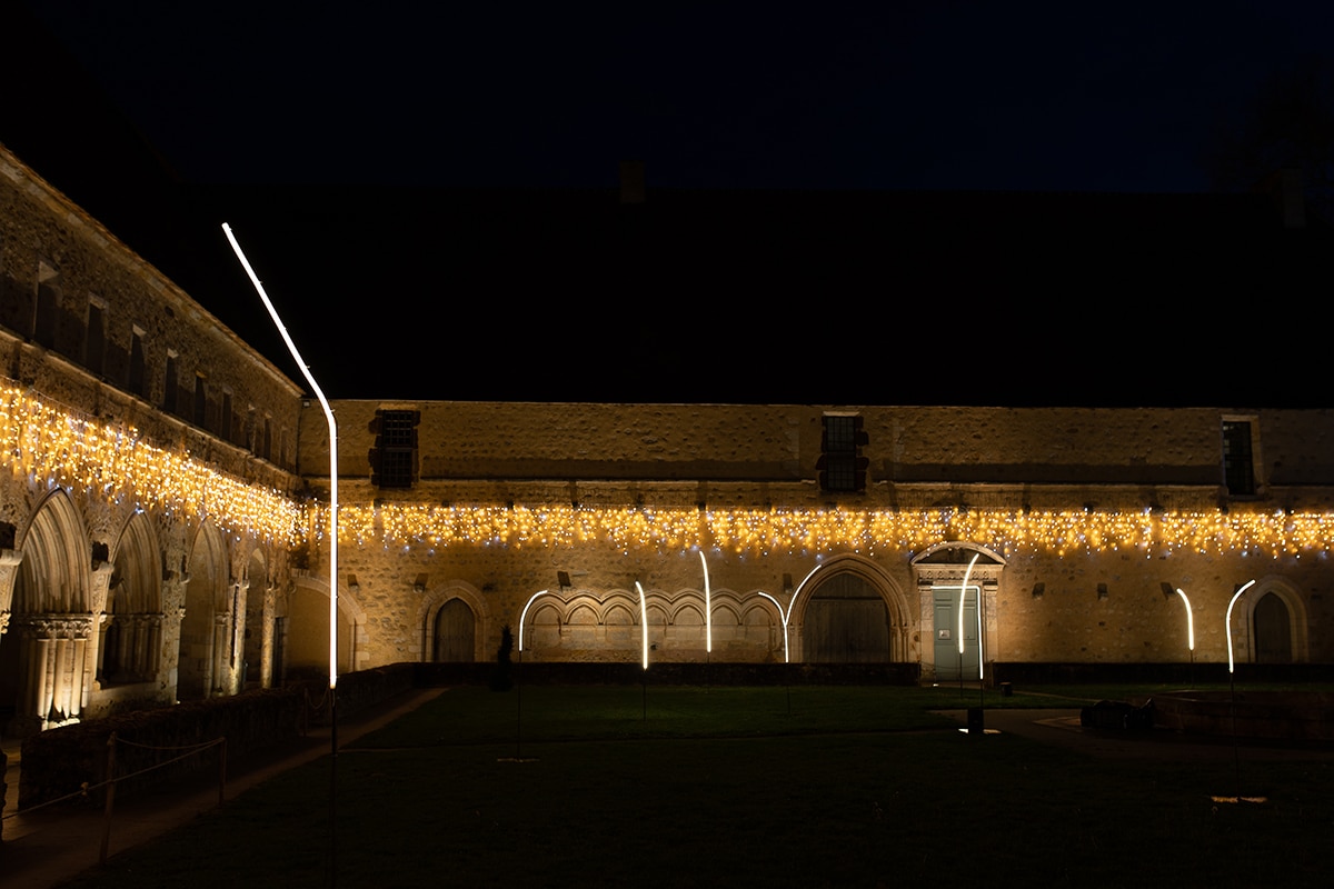 Cloître de l’Abbaye de l’Épau sublimé par les illuminations avec tubes lumineux en forme d’ogive soulignant l’architecture de l’Abbaye