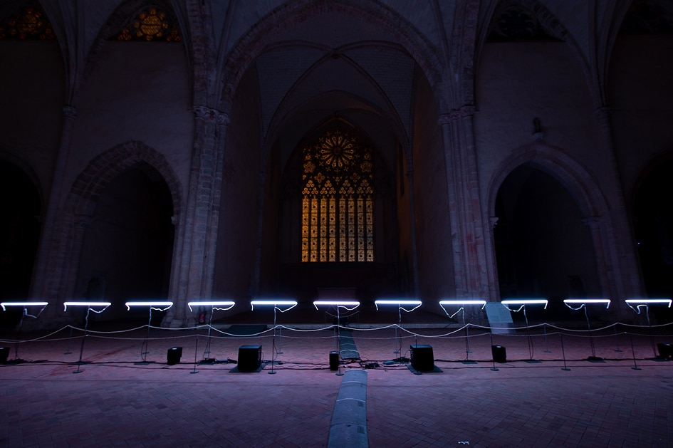 Vue intérieure du transept de l’abbatiale, sublimé par des lignes de lumière violette avec design sonore