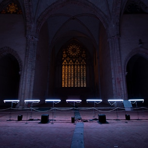 Vue intérieure du transept de l’abbatiale, sublimé par des lignes de lumière violette avec design sonore