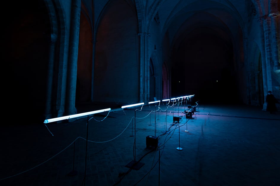 Collaboration avec l’artiste Eliott Blaise pour cette installation de sons et de lignes lumineuse changeant de couleur et d’intensité au rythme de la musique