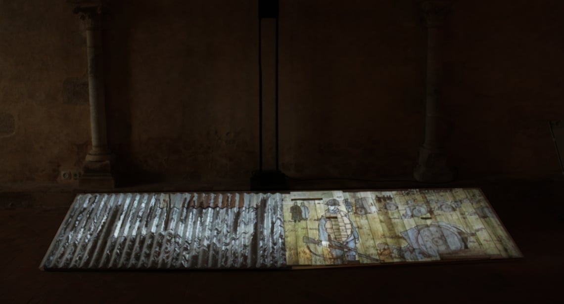 Dessin de Tardi représentant une scène de la guerre 14-18 projeté sur un support sur mesure fait de tôle et de bois, posé au sol