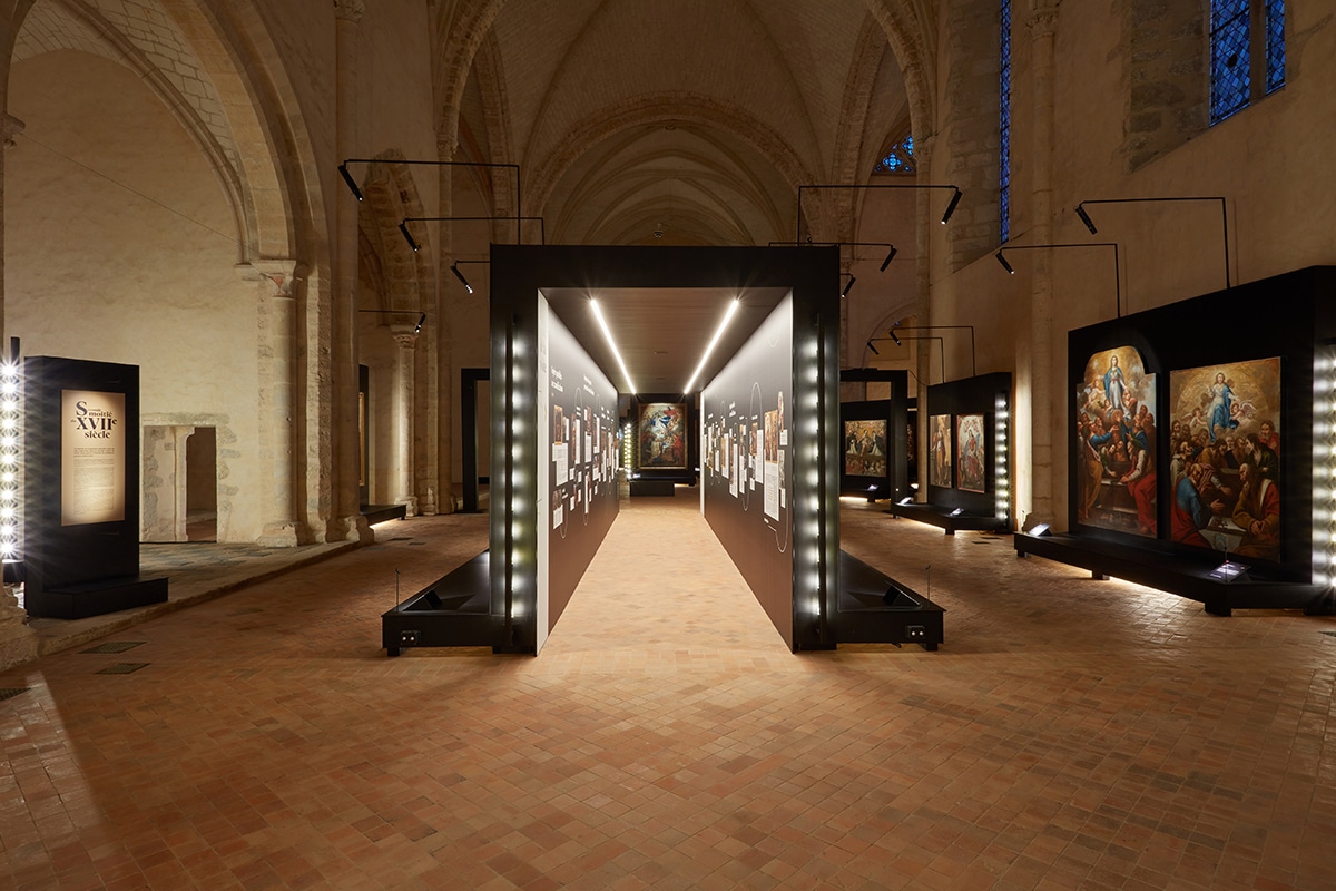 Tunnel d’exposition présentant les les secrets d’atelier des peintres manceaux et leur travail de création