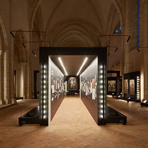 Tunnel d’exposition présentant les les secrets d’atelier des peintres manceaux et leur travail de création